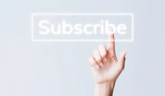 Una mano que apunta hacia arriba toca un botón brillante "Suscribirse", resaltando el valor de un suscriptor sobre un fondo gris claro.