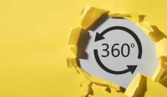 Un papel amarillo rasgado revela un fondo blanco con un símbolo de rotación de 360 grados del Marketing negro y flechas en el centro.