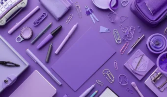 Diversos útiles de oficina y artículos de papelería, como bolígrafos, cuadernos, clips y tijeras, están dispuestos sobre una superficie morada en diferentes tonos de el morado.