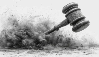 El mazo de madera de un juez golpea el suelo, provocando que el polvo y los escombros se dispersen dramáticamente: un símbolo vívido de la erosión del poder.
