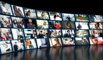 Una pared digital curva muestra múltiples filas de fotos diversas, incluidas personas con un aspecto maquilladito de Televisa, realizando actividades como leer, andar en bicicleta y usar tecnología.