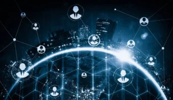 IlustraciÃ³n digital de una red de Ã­conos de perfiles conectados sobre el horizonte de una ciudad por la noche, lo que representa la comunicaciÃ³n en lÃ­nea global, la creaciÃ³n de redes exitosas y la conectividad.