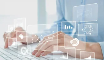 Manos escribiendo en un teclado con gráficos de datos digitales, cuadros e Ãconos cientÃficos superpuestos, que representan el análisis de datos y la transformación digital en conceptos de tecnologÃa moderna.