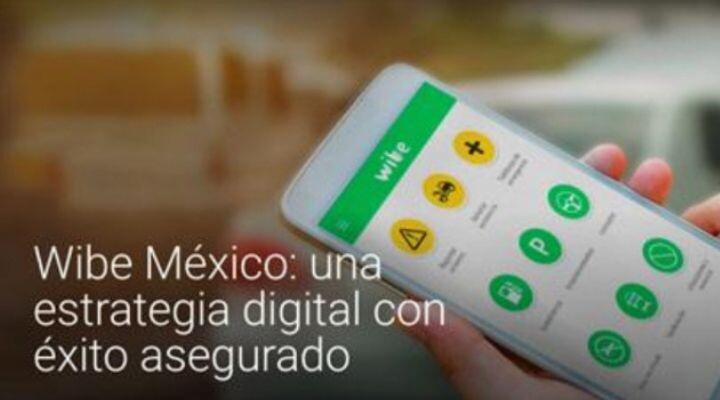 Smartphone que muestra la aplicaciÃ³n Wibe MÃ©xico con varios Ã­conos y opciones. El texto dice: "Wibe MÃ©xico: una estrategia digital con Ã©xito asegurado, impulsada por las Ãºltimas tendencias de marketing digital.