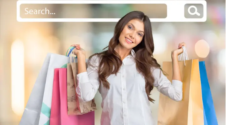 Una mujer que sostiene varias bolsas de compras está parada frente a un gráfico de barra de búsqueda agregado digitalmente, sonriendo a la cámara, como si disfrutara de un lujo después de un exitoso viaje de compras.
