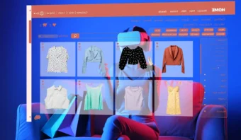 Una persona que usa un casco de realidad virtual disfruta de un lujo mientras interactúa con la interfaz de una tienda de ropa virtual en línea, que muestra diversos tops y vestidos.