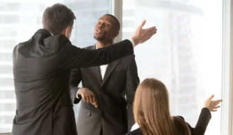 Confundidos entre dar servicio y hacer el favor / El incesante maltrato al cliente