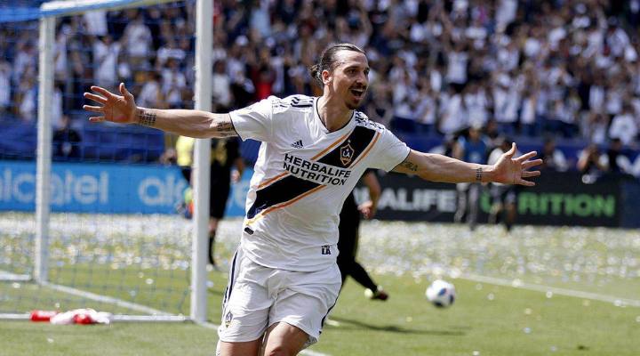 fichajes 360 con jugadores en una partida de futbol