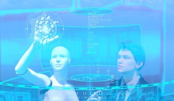 Un hombre y una mujer con traje observando un robot inteligente.