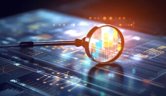 Una lupa que realza la pantalla de una computadora.