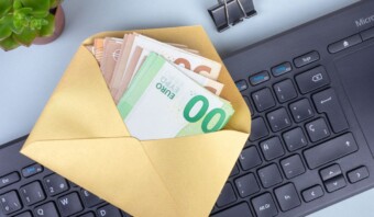 tendencias de talento Billetes en euros en un sobre sobre un teclado.