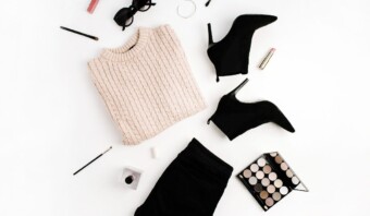 Un suéter negro, botas, lápiz labial y maquillaje Masstige