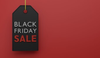 Etiqueta de venta del Viernes Negro sobre fondo rojo.