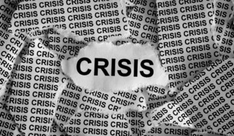 La palabra crisis está escrita laboral en una hoja de papel.