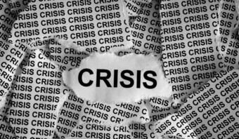 Un trozo de papel con las palabras "Fake News" escritas.