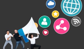Un grupo de personas con un megáfono e iconos de redes sociales en una estrategia de promoción.