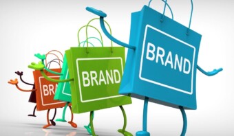 Un grupo de personas sosteniendo bolsas de compras para comunicar la identidad de marca de manera efectiva y respaldar una estrategia comercial.