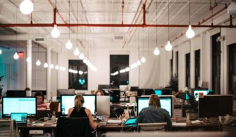 Un grupo de personas que trabajan en un entorno de oficina híbrido.