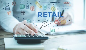 Un hombre explora la innovación en el comercio minorista en el retail del futuro.