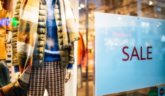 Un cartel de venta se muestra en el escaparate de una tienda.