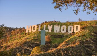 El cartel de Hollywood está en la cima de una colina.