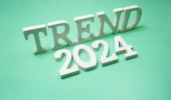 La palabra tendencia 2020 sobre fondo verde con Redes sociales