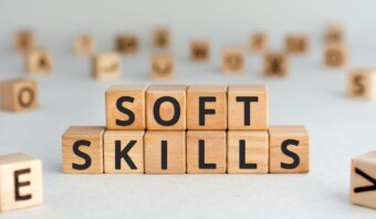 Habilidades sociales mostradas en bloques de madera.