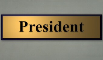 Un cartel con la palabra presidente en IAB México.