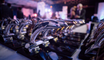 Un grupo de trofeos, incluidos los premios Cannes Corporate Media & TV Awards, sobre una mesa.