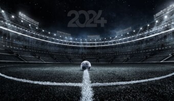 Un balón de fútbol en un campo, perfecto para entusiastas del deporte o campañas de marketing.