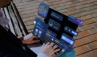 Un hombre está usando una computadora portátil con muchos íconos para marketing basado en datos.