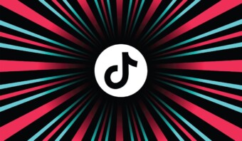 El logo de TikTok sobre un fondo negro y azul.