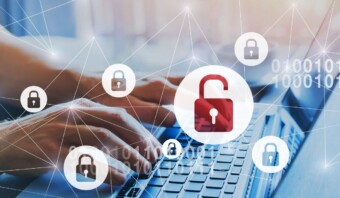 Descripción: Una persona escribiendo en una computadora portátil con un candado.