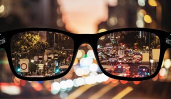 Un primer plano de gafas destacando la miopía.