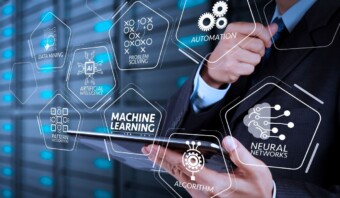 Un hombre sostiene una tableta con íconos de aprendizaje automático.