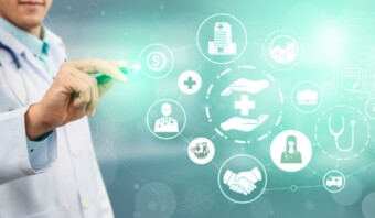 Un hombre con bata blanca señala íconos médicos relacionados con Salud en México.