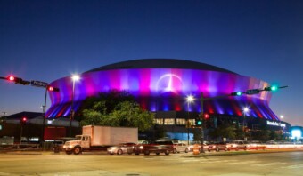 El estadio de los New Orleans Saints, ganador del Super Bowl, se iluminó por la noche.