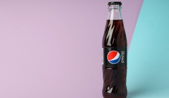 Una botella de pepsi sobre un fondo azul y morado.