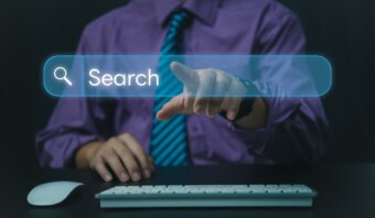 Profesional de negocios que utiliza una interfaz de búsqueda de pantalla táctil futurista.