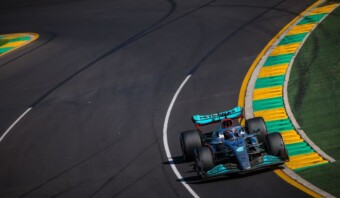 Un coche de Fórmula 1 acelerando por la pista.