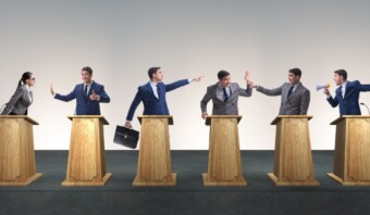 Los profesionales de negocios participaron en un animado debate en los podios.