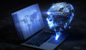 Cerebro digital que emerge de la pantalla de una computadora portátil, simbolizando conceptos de inteligencia artificial y aprendizaje automático en el contexto de mensajes publicitarios.