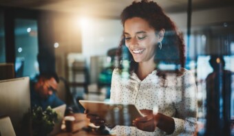 Una mujer usando una tableta en una oficina.