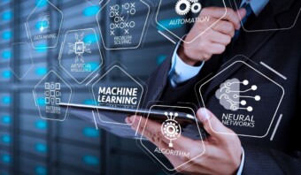 Una persona revolucionando la tecnologÃ­a al sostener una tableta.