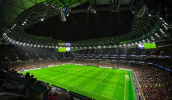 Una vista amplia de un estadio lleno de gente durante un partido de fútbol nocturno con la Selección Alemana.