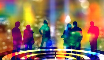 Las figuras recortadas sobre un fondo claro y colorido se transforman.