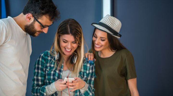 usuarios visualizando tendencias en las redes sociales