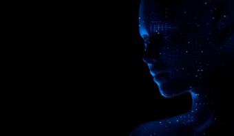 Perfil de una cabeza de robot humanoide con patrones digitales en su cara sobre un fondo azul oscuro.