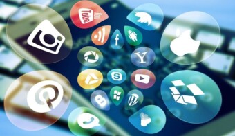 La pantalla de un teléfono inteligente muestra varios íconos coloridos de aplicaciones, incluidas redes sociales, almacenamiento en la nube y logotipos de motores de búsqueda, dispuestos en un patrón circular que se asemeja a un embudo de venta.