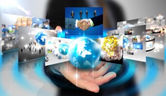 Collage de imágenes abstractas que muestra un apretón de manos, conexiones globales, trabajo en equipo e íconos financieros alrededor de un globo central sostenido por una mano, enfatizando la responsabilidad en todos los aspectos.